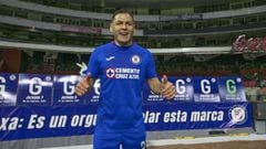 Pablo Aguilar festeja un gol con Cruz Azul