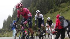 Tignes (France), 04/07/2021.- Colombian rider Sergio Andres Higuita (L) of the EF Education-Nippo team in action duringthe 9th stage of the Tour de France 2021 over 144.9 km from Cluses to Tignes, France, 04 July 2021. (Ciclismo, Francia) EFE/EPA/GUILLAUME HORCAJUELO