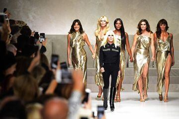 Claudia Schiffer, Cindy Crawford, Naomi Campbell, Helena Christensen, Carla Bruni y Donatella Versace en el desfile de Versace de la Fashion Week de Milán de la colección primavera/verano 2018, el 22 de septiembre de 2017.