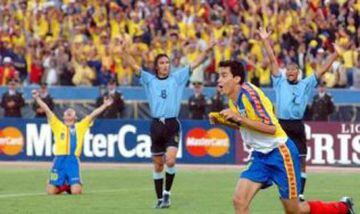 7 de noviembre 2001: Ecuador se clasifica por primera vez a una Copa del Mundo de la FIFA luego de empatar a un tanto contra Uruguay.