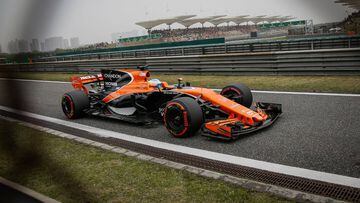 Fernando Alonso con su McLaren durante el GP de China en el circuito de Shangh&aacute;i.