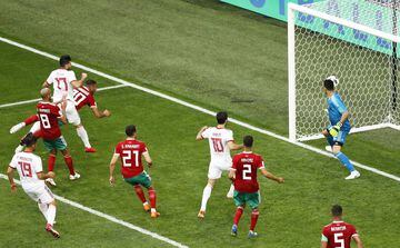 En un partido que había dominado Marruecos, Irán se llevó los tres puntos gracias a un autogol en los últimos minutos. Este fue el primer triunfo de los asiáticos en su historia dentro de las Copas del Mundo. 