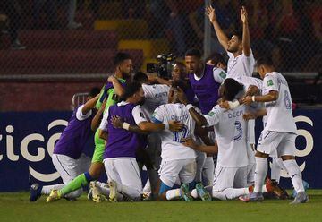 Jugadores de Honduras festejan un gol en contra de Panamá en las eliminatorias