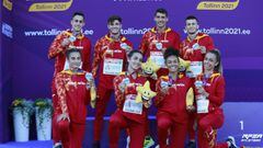 Los cuartetos españoles masculino y femenino posan con sus medallas de plata de los Europeos Sub-23.