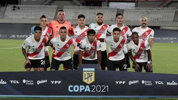 River Plate&#039;s footballers pose before an Argentine Professional Football League match against Rosario Central, at the Monumental stadium in Buenos Aires, on February 20, 2021. (Photo by ALEJANDRO PAGNI / AFP)