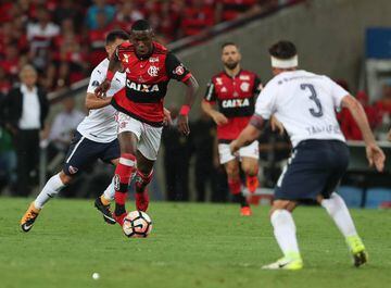 In action | Vinicius Junior for Flamengo against Nicolás Tagliafico of Independiente in the final of the Copa Sudamericana.