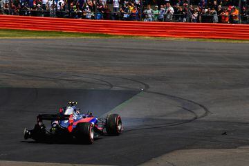 Carlos Sainz se sale de la pista por un choque con Kvyat.