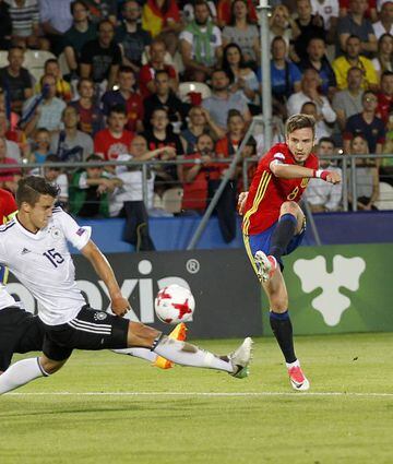 Saúl tries his luck against Germany.