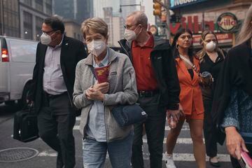 Las personas que no tienen más remedio que estar en la calle llevan mascarillas para protegerse de la mala calidad del aire.