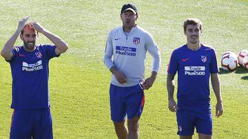 God&iacute;n, Simeone y Griezmann durante un entrenamiento del Atl&eacute;tico de Madrid. 
