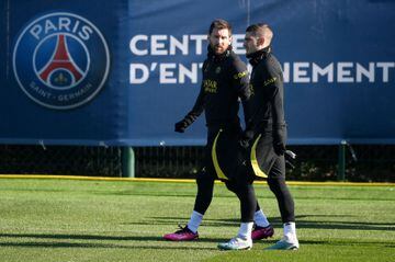 Paris Saint-Germain's Lionel Messi (L) and Marco Verratti arrive for a training session at Saint-Germain-en-Laye on February 7, 2023, on the eve of the match against Marseille. 