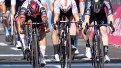 Santarcangelo Di Romagna (Italy), 18/05/2022.- Italian rider Alberto Dainese (R) of Team DSM sprints to win the 11th stage of the Giro d'Italia cycling race, over 203km from Santarcangelo di Romagna to Reggio Emilia, Italy,18 May 2022. (Ciclismo, Italia) EFE/EPA/MAURIZIO BRAMBATTI
