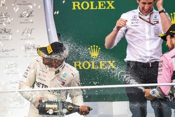 Sergio 'Checo' Pérez  bañan con champaña a Lewis Hamilton.