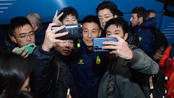 Wu Lei, con aficionados chinos seguidores del Espanyol