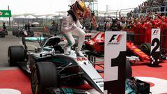 Hamilton celebra la victoria en el GP de China de F1 2017.