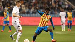 Real Madrid's German midfielder Toni Kroos (L) vies with Valencia's US midfielder Yunus Musah during the Spanish Super Cup semi-final football match between Real Madrid CF and Valencia CF at the King Fahd International Stadium in Riyadh, Saudi Arabia, on January 11, 2023. (Photo by Giuseppe CACACE / AFP)