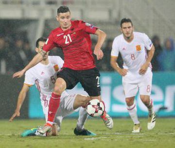 Albania's Odise Roshi (C) vies with Spain's Sergio Busquets (L) and Koke during the World Cup 2018 qualifier football match Albania vs Spain in Loro Borici stadium in the city of Shkoder on October 9, 2016. / AFP PHOTO / GENT SHKULLAKU