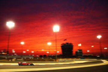 El finlandés de Ferrari Kimi Raikkonen es rápido, pero durante los entrenamientos de Bahrain parece que debió de ir tan rápido que hasta las luces del circuito se desenfocaron. En la carrera, acabó segundo