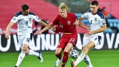 Soccer Football - Euro 2020 Qualification Play off - Norway v Serbia - Ullevaal Stadion, Oslo, Norway - October 8, 2020  Norway&#039;s Erling Braut Haaland in action with Serbia&#039;s Stefan Mitrovic and Nikola Milenkovic  Fredrik Varfjell/NTB via REUTER