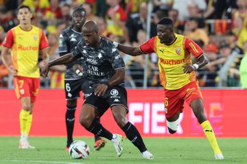 Metz's Colombian forward #09 Oscar Estupinan fights for the ball with Lens' Ghanaian midfielder #06 Salis Abdul Samedduring the French L1 football match between RC Lens and FC Metz at Stade Bollaert-Delelis in Lens, northern France, on September 16, 2023. (Photo by DENIS CHARLET / AFP)