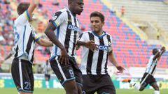 Duv&aacute;n Zapata, celebra su gol 14 en la liga italiana 