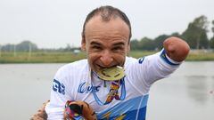 El ciclista español Ricardo Ten posa con el maillot y la medalla de oro de campeón de Europa de contrarreloj de ciclismo paralímpico.