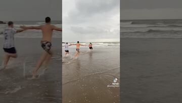¡Les quedó idéntico! Jóvenes recrearon en la playa el gol de Di Maria en la final de Qatar 2022