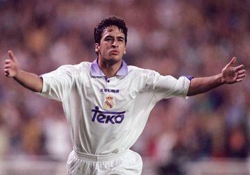 Raúl es uno de los goleadores históricos del Real Madrid, sin embargo, al comenzar su declive en forma, González Blanco fue vendido al Schalke 04 por la puerta de atrás. Esto causó descontento tanto en el jugador como en los aficionados,quienes veían en Raúl a un ídolo 'merengue'.