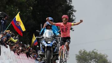 AMDEP6874. ALTO EL VINO (COLOMBIA), 10/02/2024.- El ecuatoriano Richard Carapaz de EF Education Easypost celebra al ganar la quinta etapa de la carrera ciclística Tour Colombia 2024 hoy, en el Alto el Vino, Cundinamarca (Colombia). EFE Carlos Ortega

