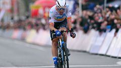 Oier Lazkano entra tercero a la meta de Kuurne.