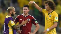 James Rodr&iacute;guez, Dani Alves y David Luiz, al final del encuentro entre Brasil y Colombia en el Mundial Brasil 2014.