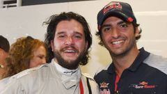 El piloto de Fórmula 1 Carlos Sainz Jr. con el actor de Juego de Tronos Kit Harington.