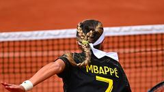 La tenista Victoria Azarenka entrena con una camiseta de Kylian Mbappé en Roland Garros.