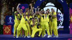 Los jugadores de Australi posan con el trofeo de campeones del mundo de críquet tras derrotar a la India en la final del Mundial.