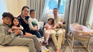 Cristiano Ronaldo and Georgina Rodríguez present their new daughter in a family photo.