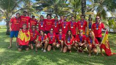 La selecci&oacute;n de Espa&ntilde;a de Paddle Surf posa con las camisetas, las banderas y la medalla de plata lograda en el 2022 ISA World Stand Up Paddleboard Championship de Puerto Rico. 