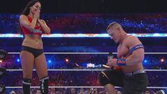John Cena propone matrimonio a Nikki Bella tras la disputa del combate mixto de ambos en el Wrestlemania 33.