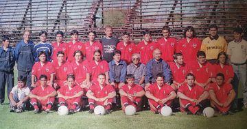 Humberto Suazo, abajo a la derecha, junto al plantel de Ñublense en el año 2000.