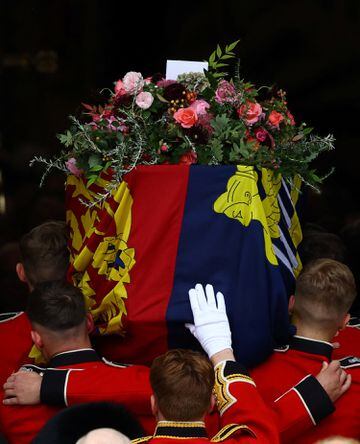 El ataúd de la reina Isabel de Gran Bretaña es llevado a la Abadía de Westminster el día de su funeral y entierro de Estado, en Londres.