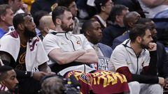 Kevin Love, en el banquillo de los Cavaliers, entre LeBron James y Jos&eacute; Manuel Calder&oacute;n.