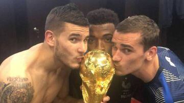 Griezmann kisses the World Cup with his Atlético and France team mates, Lucas Hernandez and Thomas Lemar.