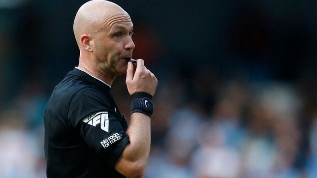 Who is Anthony Taylor, the referee for Porto vs Barcelona in the Champions League?