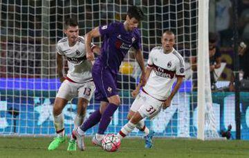 Alessio Romagnoli (L) con la camiseta del Milan a la izquierda llegó esta temporada por 25 millones de euros.