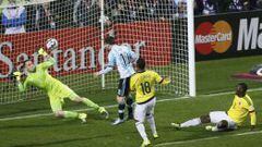 Ospina le gan&oacute; el duelo a Messi con esta atajada. 