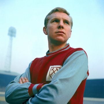 En la defensa fue impasable, además que formó parte de la mítica selección campeona del 1966, también ganó la FA Cup y Recopa de Europa, con el West Ham. Su talento fue tal que se ganó el respeto y admiración de toda Inglaterra y por ello presume una estatua en Wembley.  