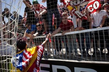 Fans congratulate the new Liga Iberdrola champions at the Cerro del Espino.