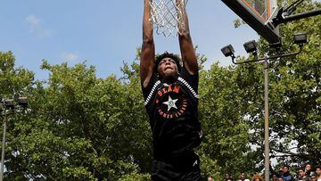 NEW YORK, NY - AUGUST 18: James Wiseman #23 of Team Ramsey dunks as Jalen Green #4 of Team Stanley defends during the SLAM Summer Classic 2018 at Dyckman Park on August 18, 2018 in New York City.   Elsa/Getty Images/AFP == FOR NEWSPAPERS, INTERNET, TELCO