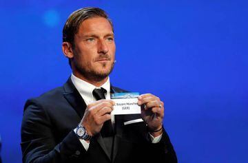 Soccer Football - Champions League Group Stage Draw - Monaco - August 24, 2017 Francesco Totti pulls out Bayern Munich during the draw REUTERS/Eric Gaillard