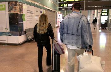 Gerard Piqué y Clara Chía llegan a Barcelona tras pasar disfrutar de unos días en París. El defensor del Fútbol Club Barcelona ya no esconde a su nuevo amor.