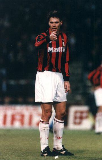 El A.C. Milan pagó dos millones y medio de dólares por el traspaso y con 23 años dio el salto al fútbol italiano